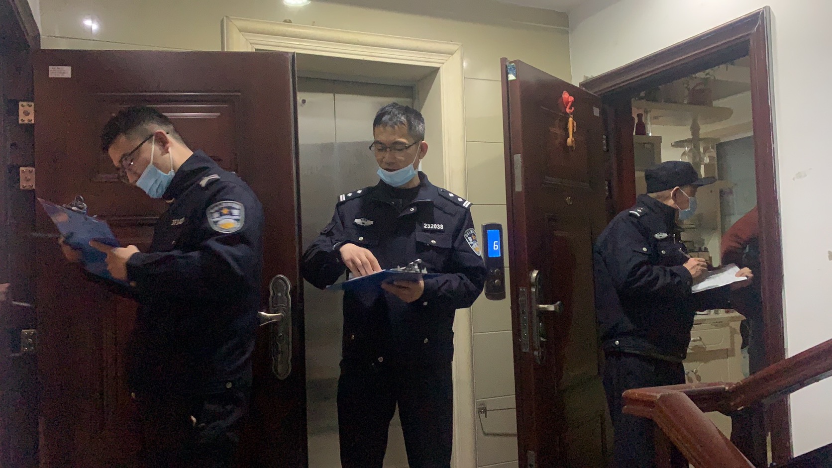 东方帝景城协助民警做好防诈骗宣传