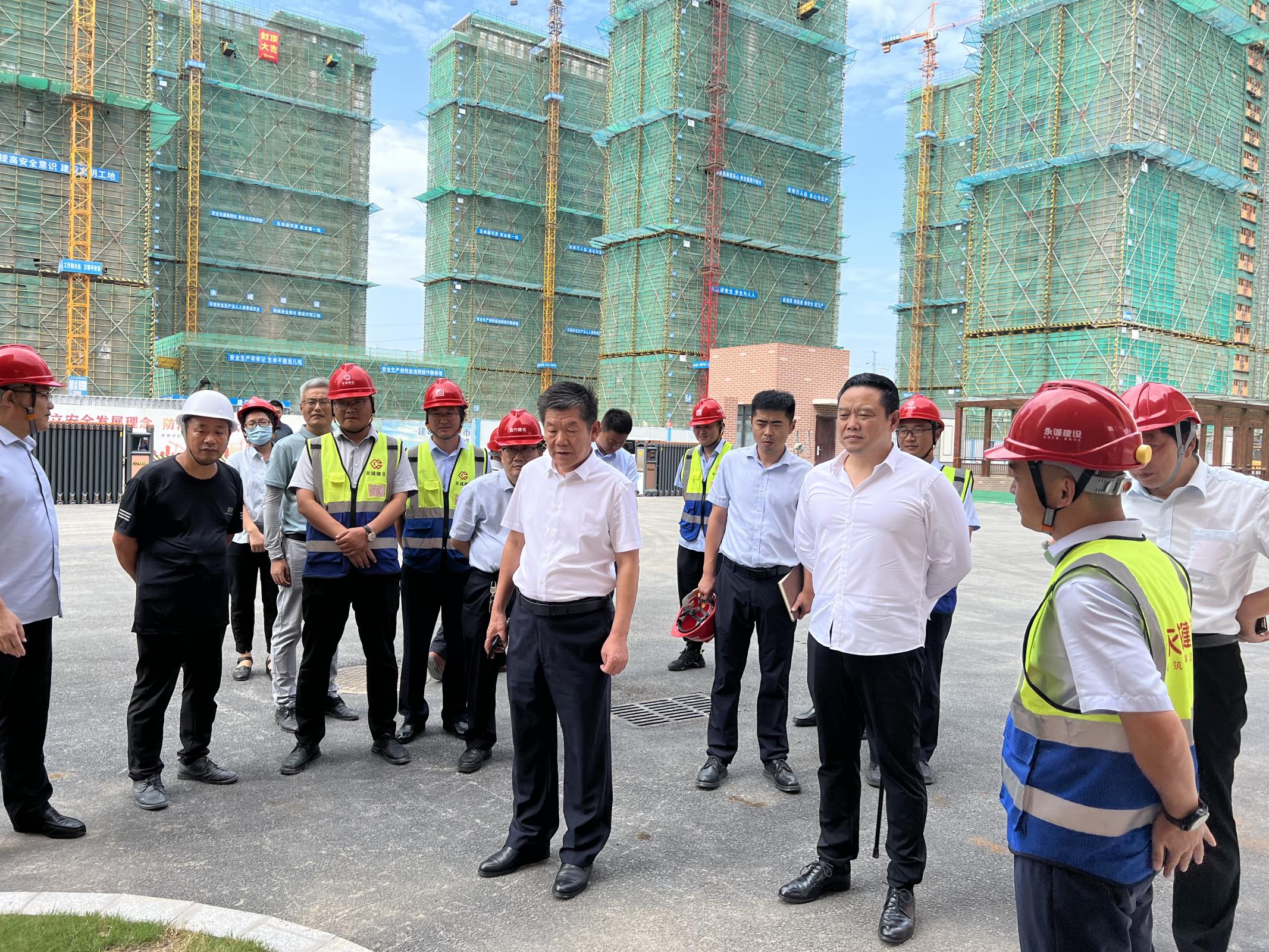 集团公司董事长、总经理一行视察文和项目建设情况